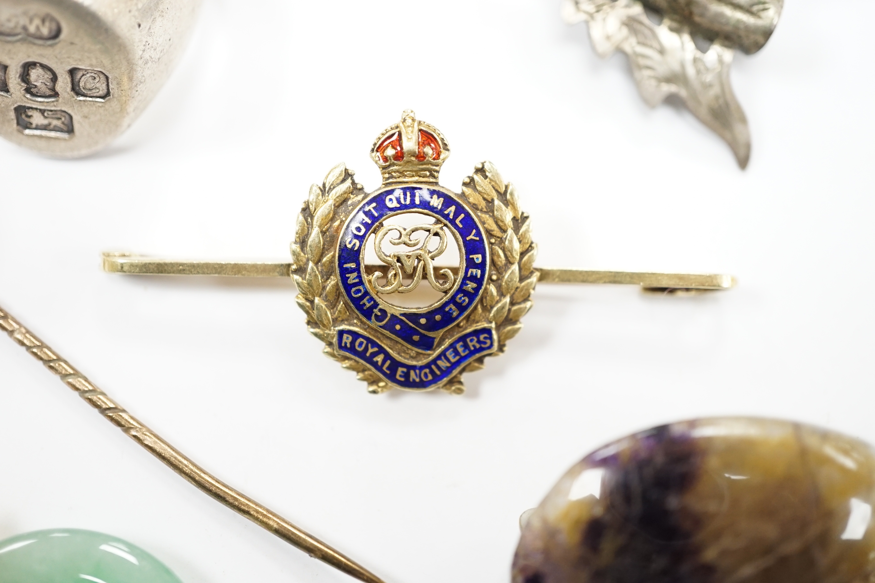 Sundry jewellery including a 1970's silver signet ring, a Chinese yellow metal mounted jade disc pendant, a 15ct regimental bar brooch, blue john brooch and two other items.